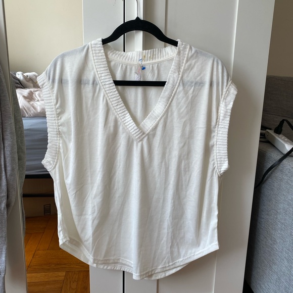 Free People Movement oversized white top with a V-neck Size XS - Picture 5 of 9